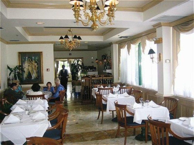 Hotel Chateaubleau Коръл Гейбълс Ресторант снимка